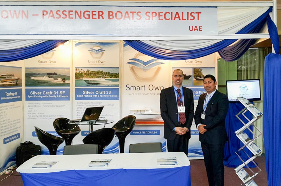 Smart Own公司的陶菲克·霍贝卡（左）以及海湾游艇公司的销售专员阿卜杜勒·加法尔·赛义德在肯尼亚国际贸易博览会