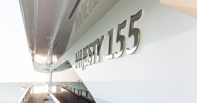 Majesty 155 - фонтан на солнечной палубе и зона отдыха