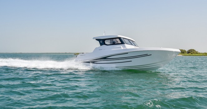 银舰31HT游艇侧面