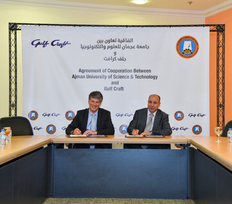 Подписание соглашения о взаимопонимании между компанией Gulf Craft и Аджманским университетом науки и технологий с Эрвином Бампсом, генеральным директором компании Gulf Craft, (слева) и профессором Ахмедом Анкитом, помощником президента по внешним связям университета Аджмана. 