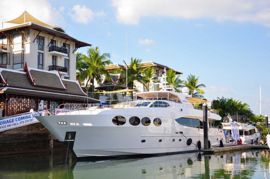 屡获殊荣的游艇及船舶制造商海湾游艇公司同其在泰国的官方代表泰国Go Boating公司再一次参加了普吉岛国际船舶展，此展会是泰国高端的游艇盛会，我们的权威105型游艇参与了此次展出，其也是本届展会上展出的最大型超级游艇。