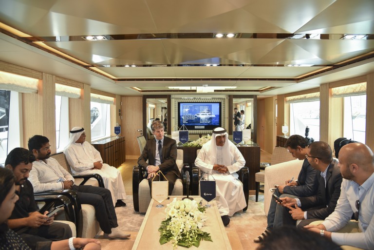 海湾游艇公司在卡塔尔珍珠港权威110型游艇上举办的新闻发布会