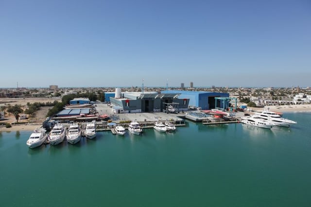 حوض بناء السفن الخاص بشركة جلف كرافت في إمارة أم القيوين، الإمارت العربية المتحدة 