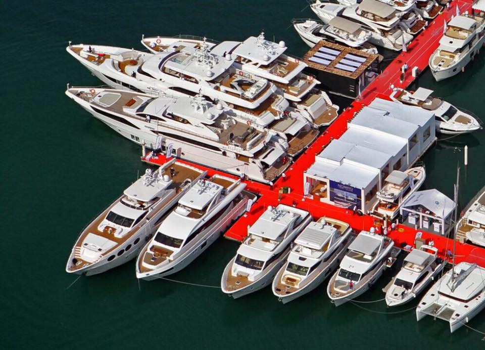 Флот Gulf Craft на выставке яхт в Дубае 2016, вид сверху 