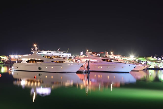 صورة ليلية ليخت ماجستي 101 وماجستي 88 خلال فعاليات معرض قطر الدولي للقوارب 2014