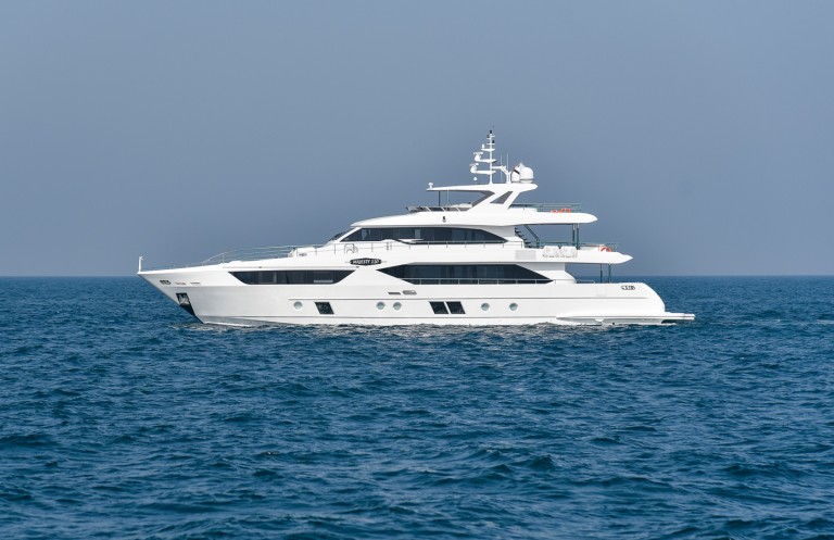 Трехпалубная суперъяхта Majesty 110 