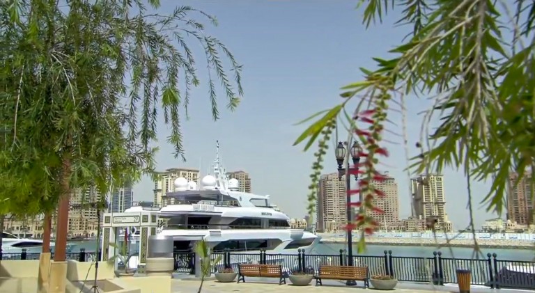 权威155型游艇停驻在卡塔尔珍珠港