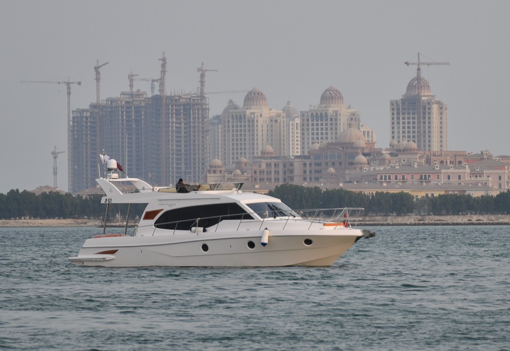 大羚羊43飞桥型游艇抵达卡塔尔多哈鲁塞尔港的照片