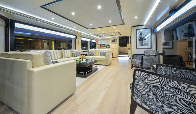 Войдя в основную каюту с кормового кокпита, глубокие окна в основной каюте дают ощущение простора. 