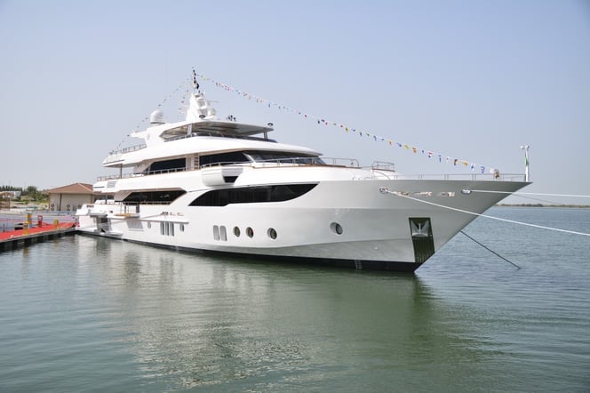 اليخت السوبر "ماجستي 155" دشنته "جلف كرافت" خلال فعالية خاصة جرت في حوض بناء المراكب التابع لها.