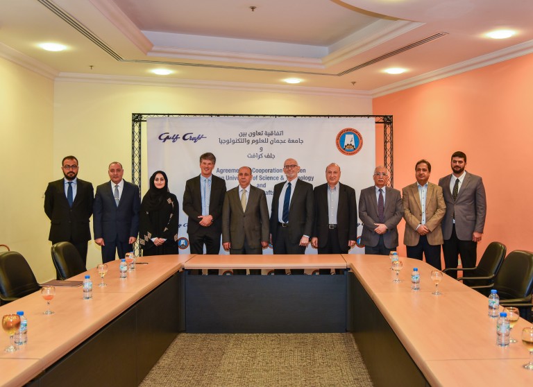Групповое фото после подписания соглашения о взаимопонимании между компанией Gulf Craft и Аджманским университетом 