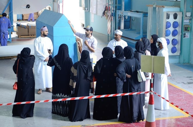 حسين الشعالي، مدير الأبحاث والتطوير لدى جلف كرافت (وسط)، يقود جولة المشاركين في برنامج عبدالعزيز بن حميد لإعداد القادة في حوض بناء اليخوت التابع للشركة.