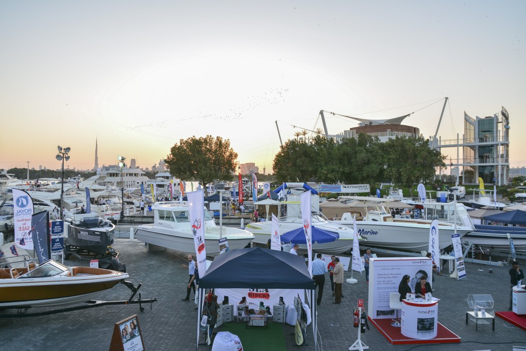 海湾游艇（中）在2014迪拜二手船舶展上展出银舰31HT及大羚羊27型游艇