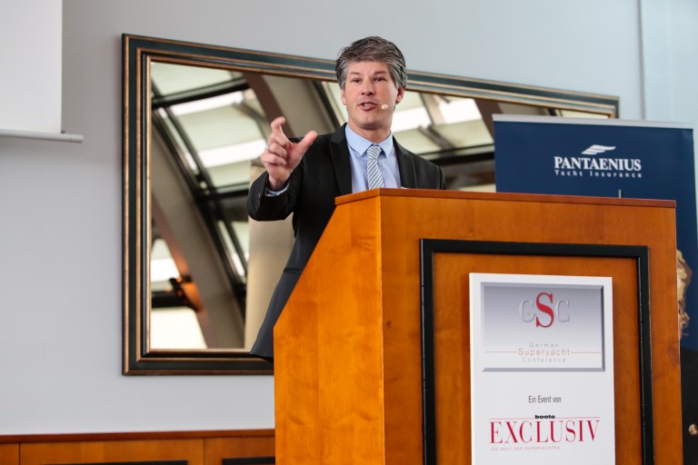 Эрвин Бампс говорит о поиске новых рынков на на конференции, посвященной суперъяхтам, в Германии. 