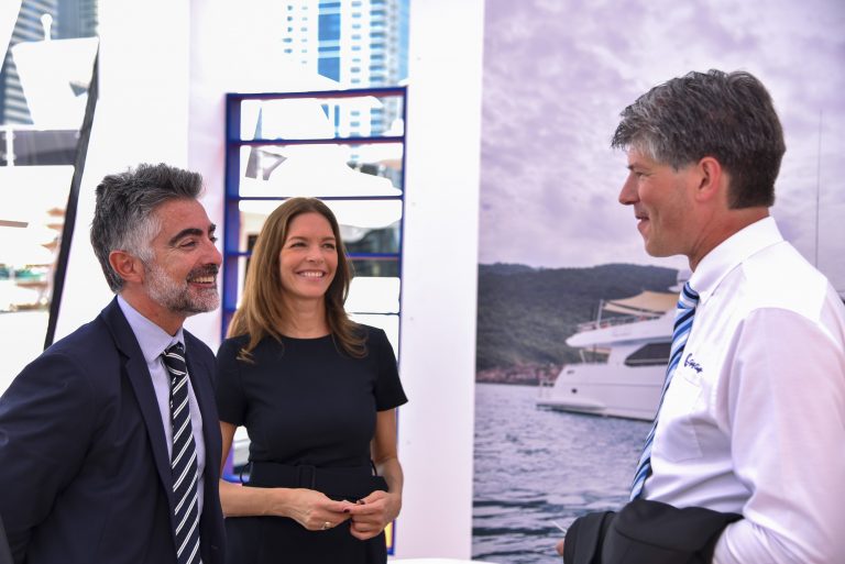 3 Erwin-Bamps-receiving-Engel-and-Volckers-at-the-recent-Dubai-International-Boat-Show-768x513