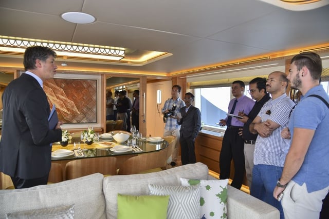 إروين بامبس الرئيس التنفيذي للشركة أثناء الجولة الخاصة على اليخوت والقوارب المعروضة برفقة عدد من ممثلي وسائل الإعلام في سلطنة عمان