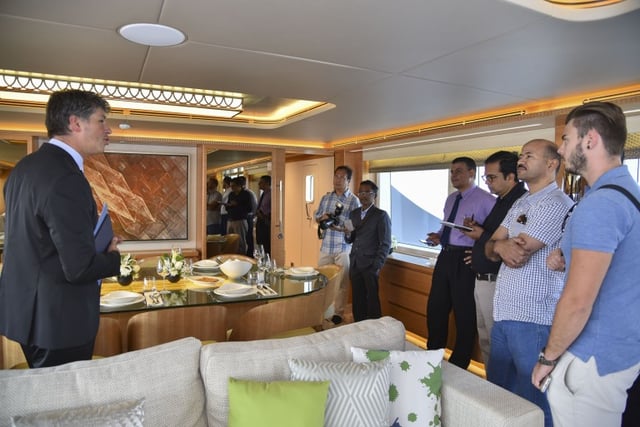 إروين بامبس الرئيس التنفيذي للشركة أثناء الجولة الخاصة على اليخوت والقوارب المعروضة برفقة عدد من ممثلي وسائل الإعلام في سلطنة عمان
