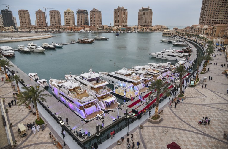 卡塔尔珍珠港展示的海湾游艇舰队的俯视图