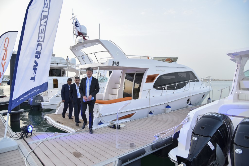 Эрвин Бампс (справа), Генеральный директор компании Gulf Craft, лично показывает гостям новую Oryx 43 Fly на Международном бот-шоу в Катаре