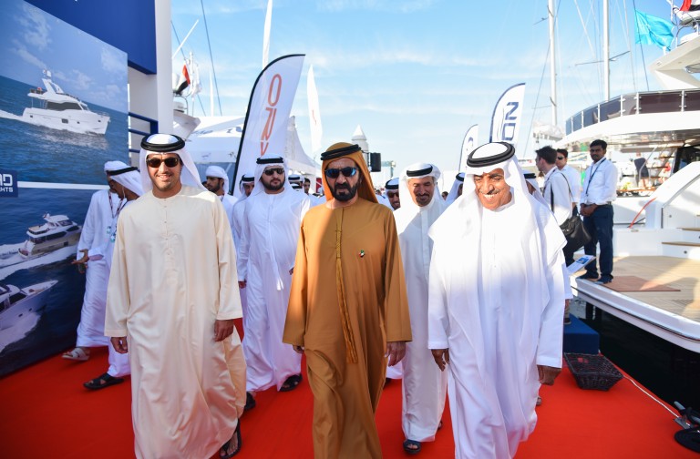 谢赫•默罕默德•本•拉希德•阿勒马克图姆殿下（中）在迪拜国际船舶展访问海湾游艇展位期间，同海湾游艇公司董事长默罕默德•阿沙阿里（右）在一起