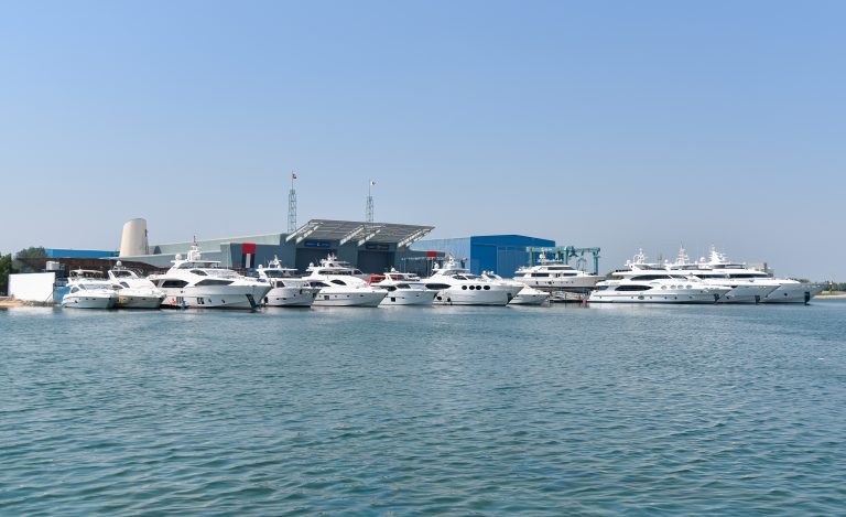 حوض بناء السفن الخاص بشركة جلف كرافت في إمارة أم القيوين، الإمارت العربية المتحدة 