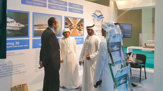 سيد عبدالغفار، تنفيذي المبيعات لدى جلف كرافت (يمين) مع أحد زوار معرض سيتريد الشرق الأوسط لسفن العمليات والأعمال البحرية 2015