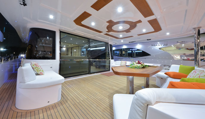 Кормовой кокпит удивительно просторный с большим выбором, когда речь заходит о месте для размещения и вопросах общения. 