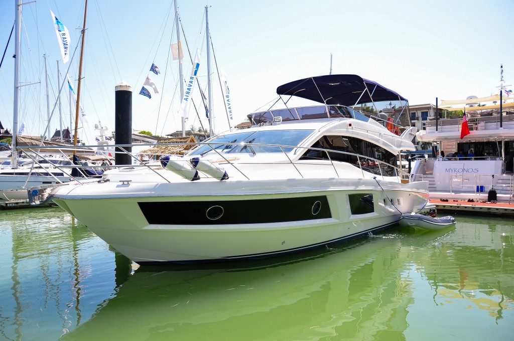 引人注目的权威48型游艇是2016普吉岛国际船舶展上最受欢迎的游艇之一。