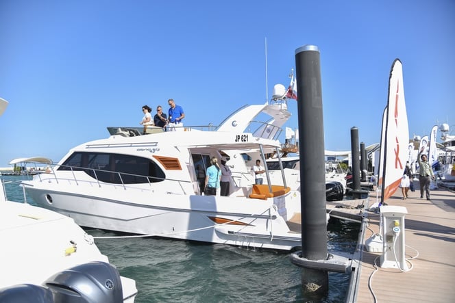 ضيوف يطلعون على القارب الجديد أوريكس 43 فلاي في معرض قطر الدولي للقوارب 