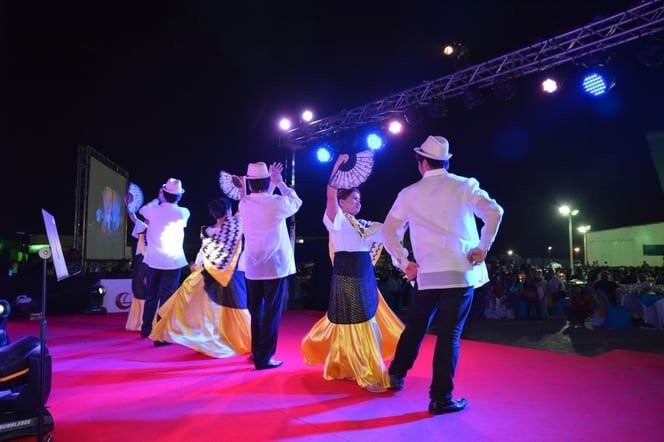 رقصة Lanceros de Tayabas يؤديها أعضاء في النادي الفلبيني لرياضة الرقص والأنشطة الاجتماعية 