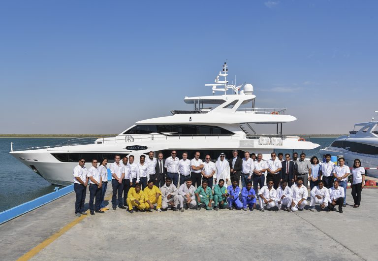 海湾游艇团队骄傲的荣获“最佳亚洲机动游艇制造商”奖项