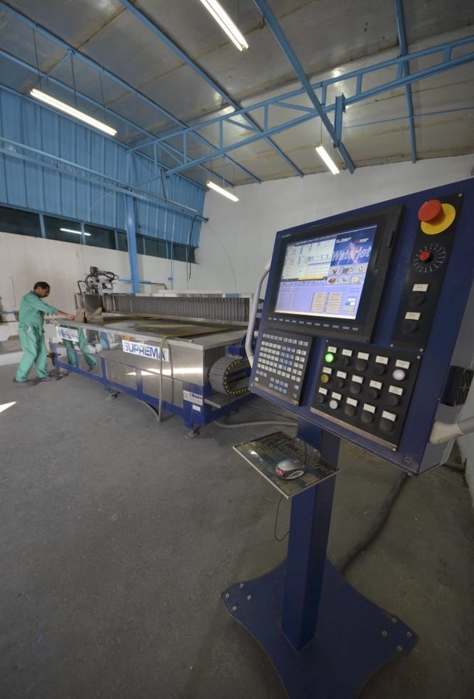 海湾游艇公司在生产过程中使用高科技机器