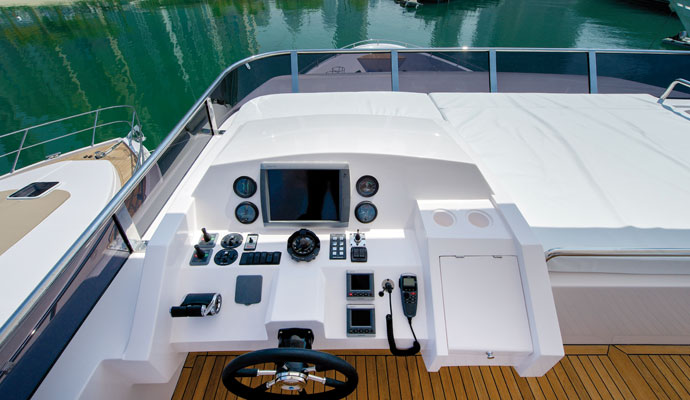 Флайбридж предлагает огромное место для размещения людей и пост управления.