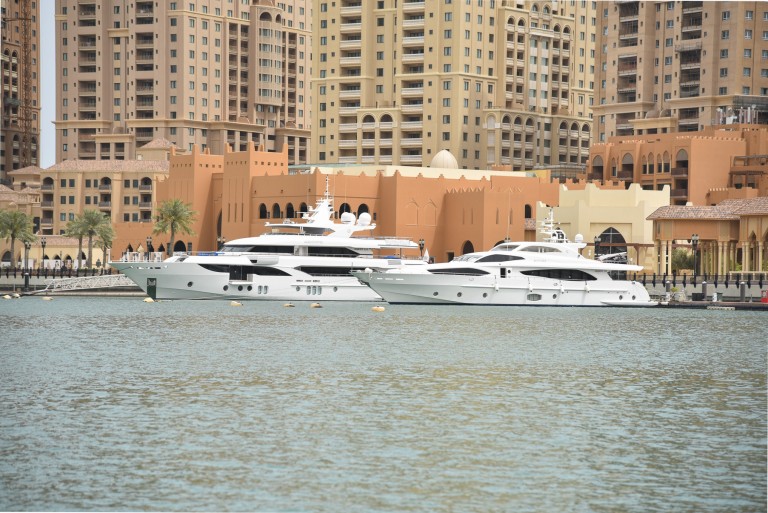 权威155型游艇及权威121型游艇停靠在卡塔尔珍珠港