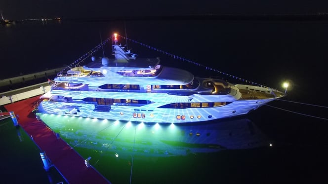 权威155型游艇展示其极美的水下照明