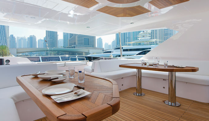 Обеденная зона расположена на флайбридже.