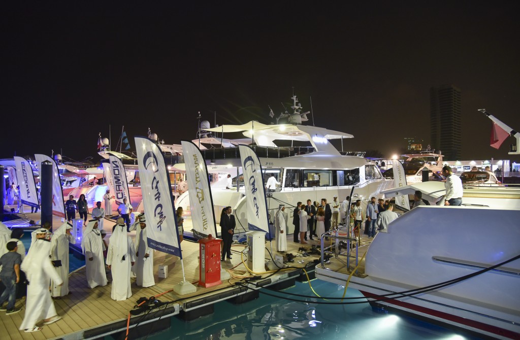 Посетители Международной выставки яхт в Катаре направляются к флоту компании Gulf Craft.