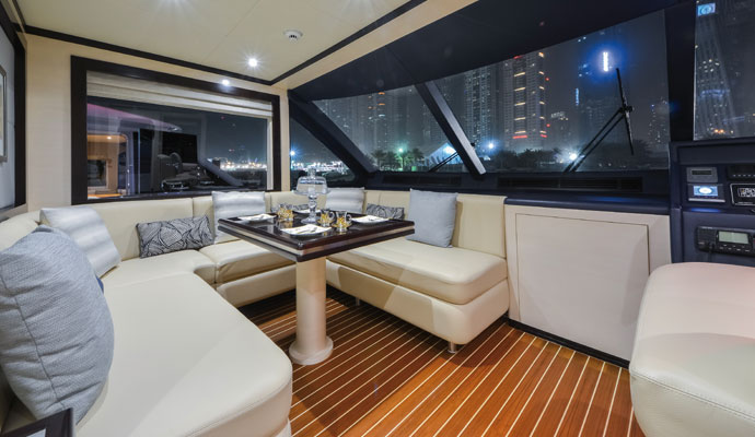 На яхте имеется небольшой диван и столик по левому борту. 