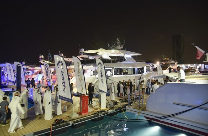 زوار معرض قطر الدولي للقوارب واليخوت ينتظرون دورهم لمشاهدة أسطول جلف كرافت من المراكب.