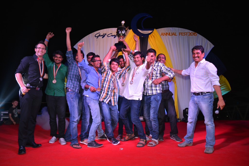 Церемония награждения с Крегом Роджерсом (слева), директор по производству, и Криштиану Джагирапу (справа), начальник производственного отдела, за большие яхты вместе с чемпионами гонок на плотах с завода компании Gulf Craft в Аджмане "Telangana Riders"