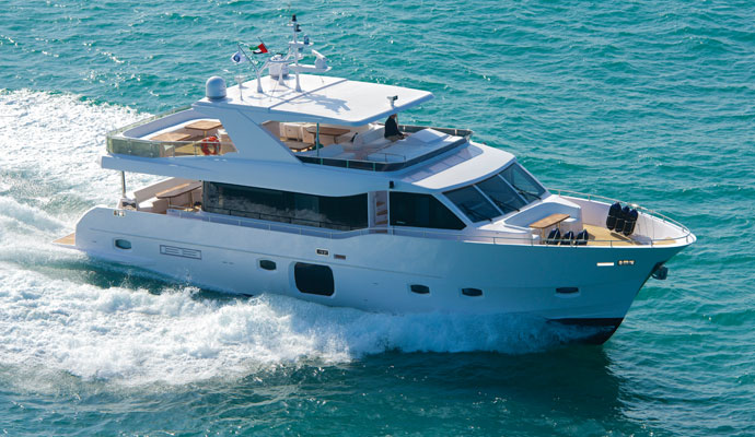 Отличительной чертой Nomad 75 является просторная флайбридж зона, которая расширяет корму над кабиной экипажа, еще больше расширяя просторный палубы и место для развлечений на борту.  