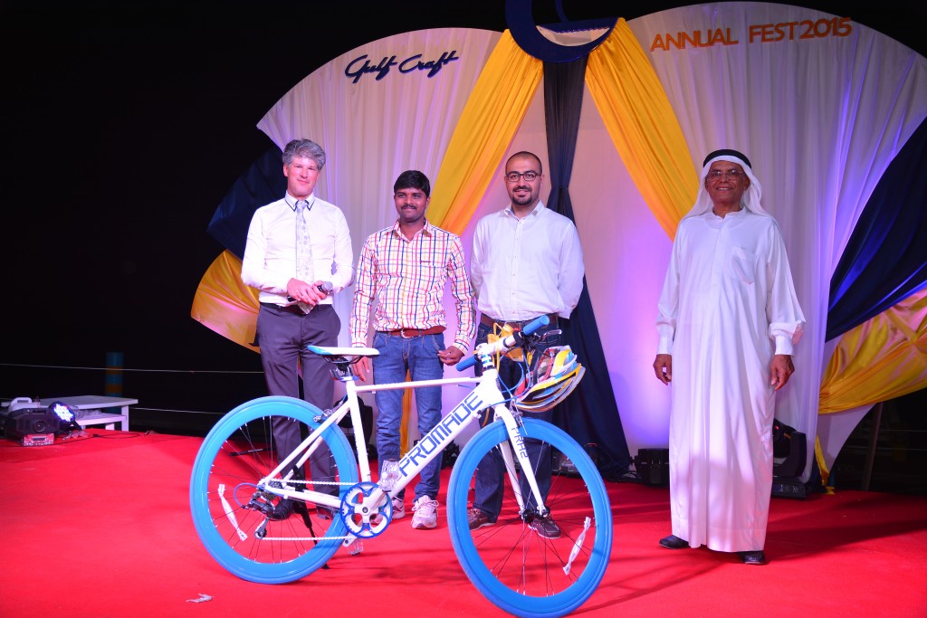 Слева - направо: Эрвин Бампс, генеральный директор, сотрудник, который выиграл главный приз, Махмуд Итани, руководитель отдела маркетинга и связей, и доктор Мохаммед Хамдан Алшамси, член совета директоров.