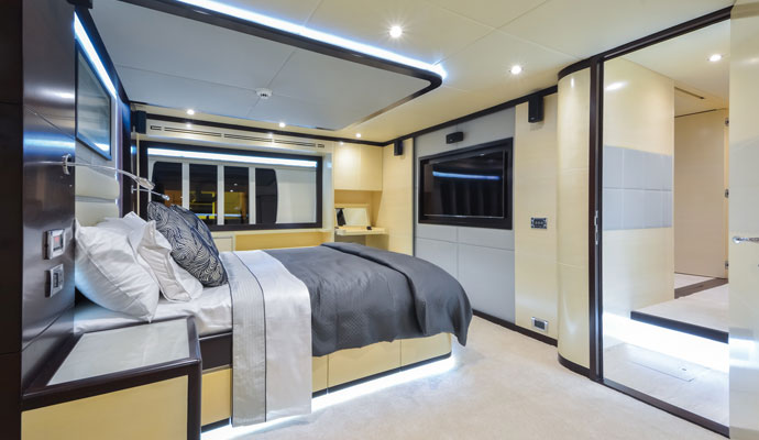 Каюта владельца занимает всю ширину яхты, и оборудована душем на всю ширину и гальюном. 