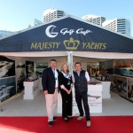 يرحب بكم فريق الشركة الأسترالية لليخوت الفاخرة- اليوم الرابع من معرض سيدني الدولي للقوارب- ريتشارد موريس، ودونا موريس، وبيتر لوفيت.