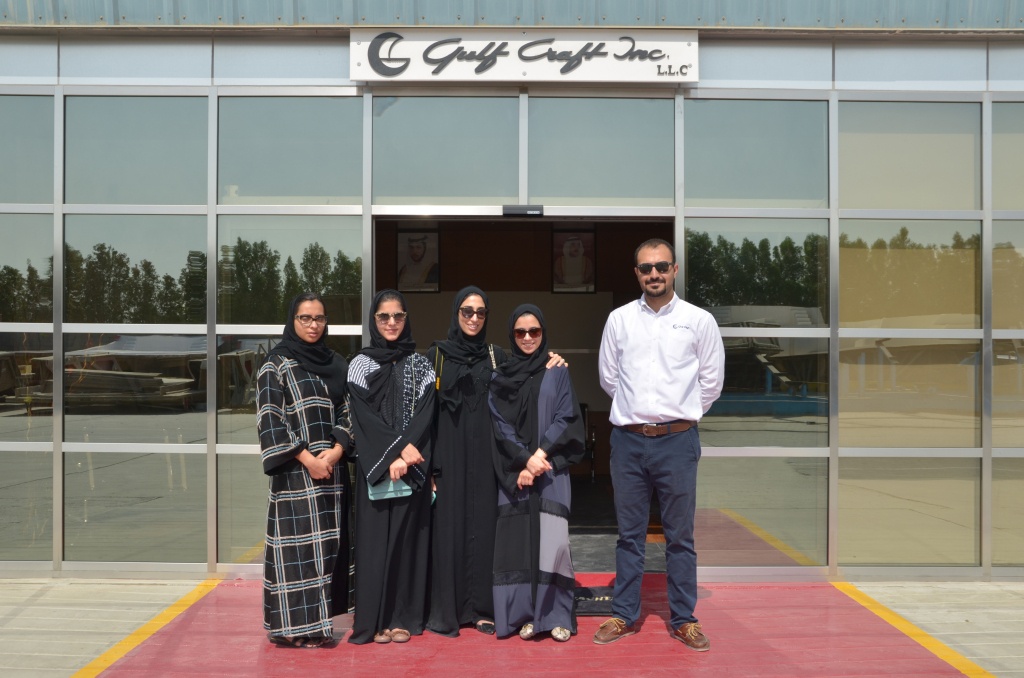 Студенты университета Зайед с Махмудом Итани,  менеджером по маркетингу и связям компании Gulf Craft. 