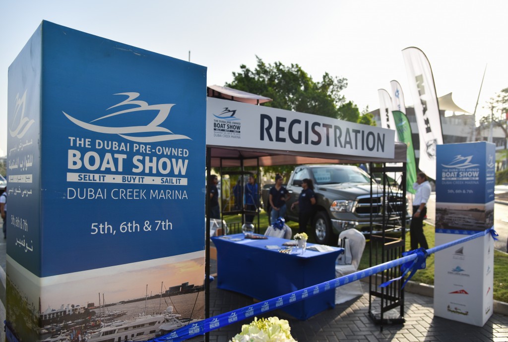 Зона регистрации у входа на выставку б/у яхт в Дубае