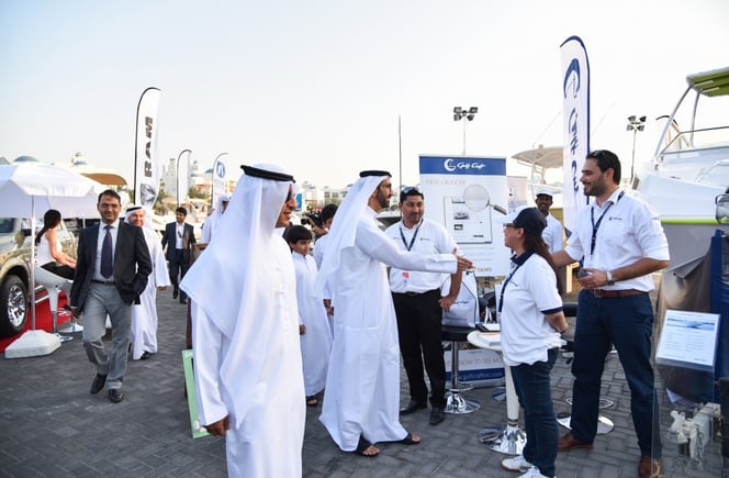 فريق المبيعات والتسويق لدى جلف كرافت يرحب بالزوار في معرض دبي للقوارب واليخوت المستعملة.