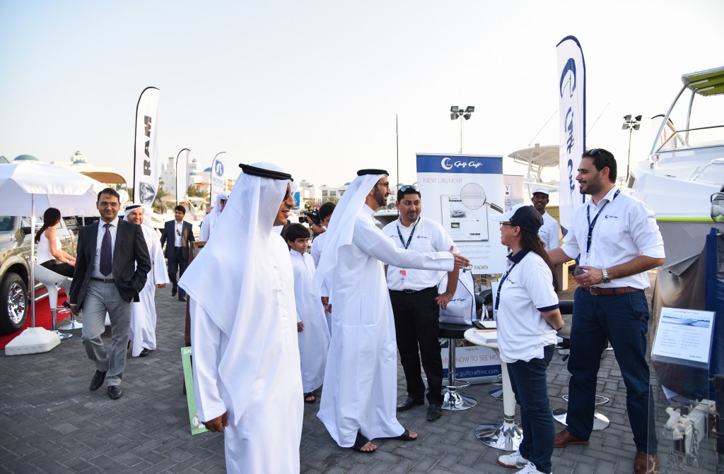 Персонал отдела продаж и маркетинга компании Gulf Craft встречает гостей выставки б/у яхт в Дубае.