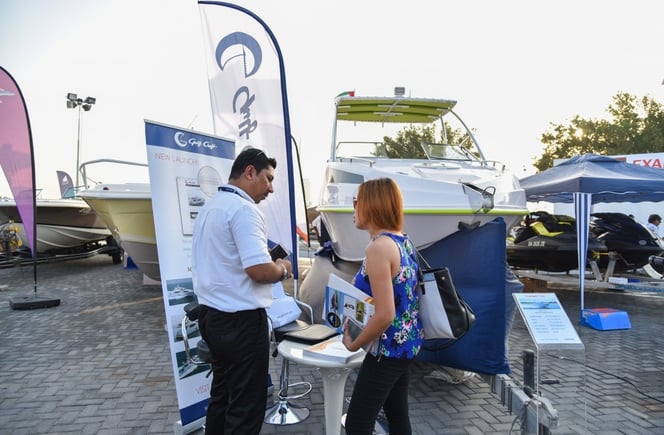 موظفو فريق المبيعات لدى جلف كرافت مع أحد العملاء في معرض دبي للقوارب واليخوت المستعملة.