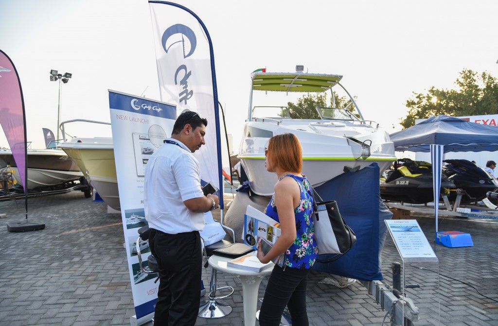 海湾游艇公司销售部门员工同客户在迪拜二手船舶展上。